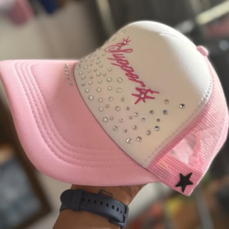 Gorra trucker rosa y blanca con cristales brillantes y bordado